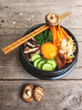 Bibimbap pilavı ve sebze Kore yemeği.