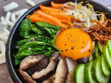 Bibimbap pilavı ve sebze Kore yemeği.