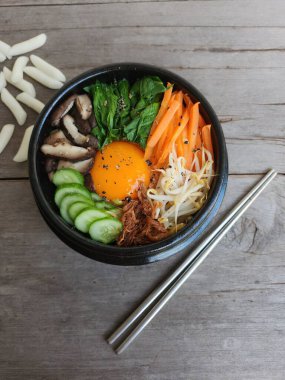 Bibimbap pilavı ve sebze Kore yemeği.