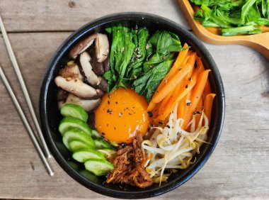 Bibimbap pilavı ve sebze Kore yemeği.