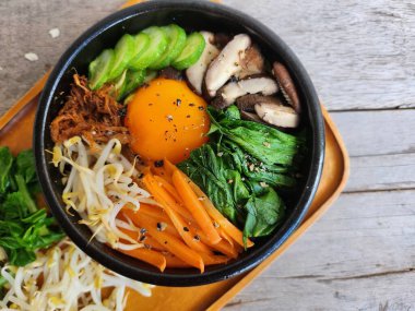 Bibimbap pilavı ve sebze Kore yemeği.