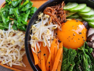 Bibimbap pilavı ve sebze Kore yemeği.