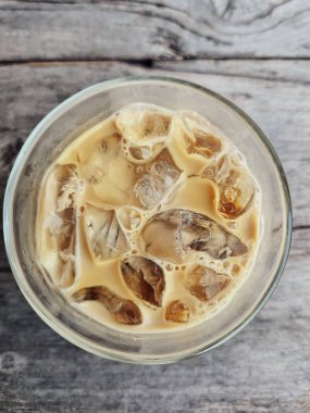 Ahşap arka planda buzlu kahve