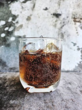 buz küpleri ile Cola İçecek