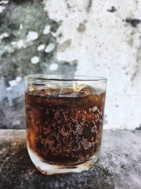 buz küpleri ile Cola İçecek