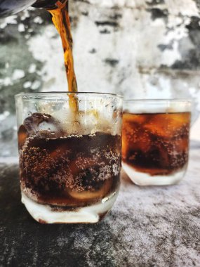 Buzlu kola dolduruyorum.