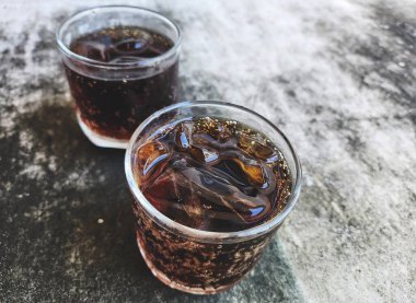 buz küpleri ile Cola İçecek