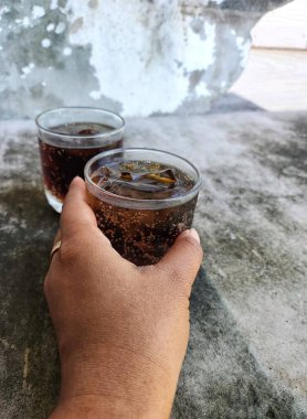 Buzlu el ve kola selfie 'si.