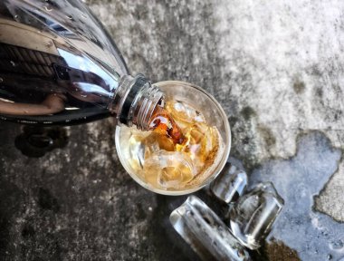 buz küpleri ile Cola İçecek