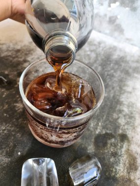 buz küpleri ile Cola İçecek