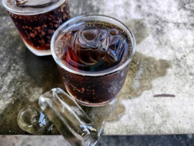 buz küpleri ile Cola İçecek