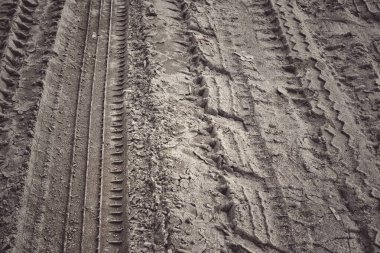 Toprak yol arkaplanı veya desen üzerindeki tekerlek izleri