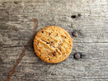 Kurabiyeleri ve çikolata parçalarını kapat.