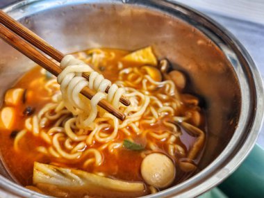 Gojujang şehriyeli baharatlı sos çorbası.