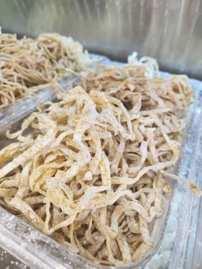 Yumurtalı erişte Çin yemeği.