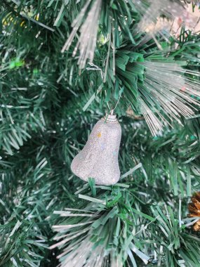 Noel ağacında süslemeleri kapat