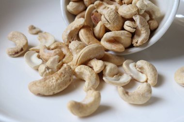 Beyaz arka planda kaju fıstığı tohumu.