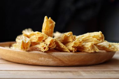 Soya fasulyesi siyah arkaplanda yapışır.