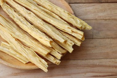 Soya fasulyesi, ahşap zemine yapışır.