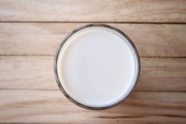 Ahşap arka planda soya sütü