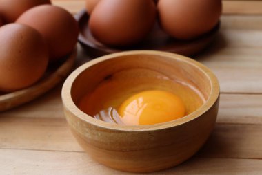 Tahta arka planda taze yumurtalar