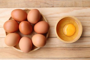 Tahta arka planda taze yumurtalar