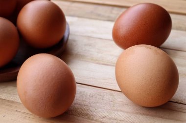 Tahta arka planda taze yumurtalar