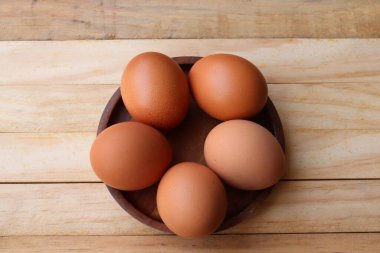 Tahta arka planda taze yumurtalar