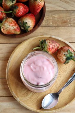 Çilekli meyveli yoğurt sağlıklıdır..