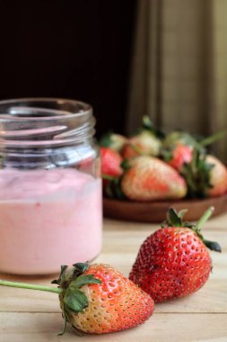 Çilekli meyveli yoğurt sağlıklıdır..