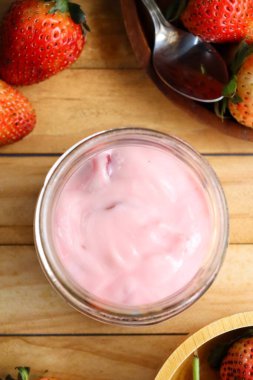 Çilekli meyveli yoğurt sağlıklıdır..