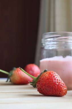 Çilekli meyveli yoğurt sağlıklıdır..