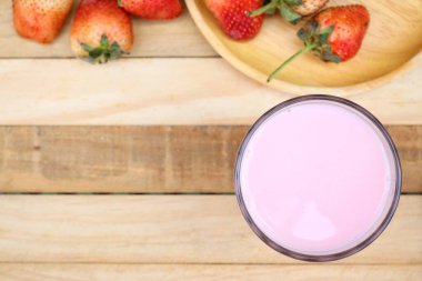 Çilekli süt ve meyve sağlıklı