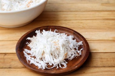 Ahşap arka planda parçalanmış hindistan cevizi