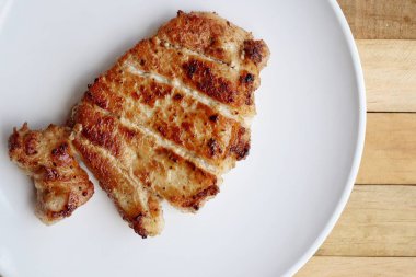 Biftek ızgarada ızgara.