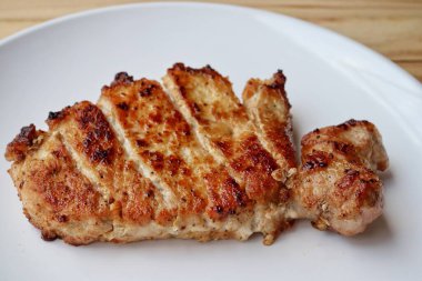 Biftek ızgarada ızgara.