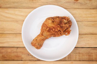 bir tabak kızarmış tavuk budu