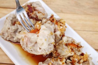 Çin yemeği ve soslu Çin yemeği.