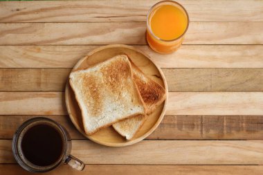 Kahvaltı portakal suyu yaz içeceği ve sade kahve tostu.