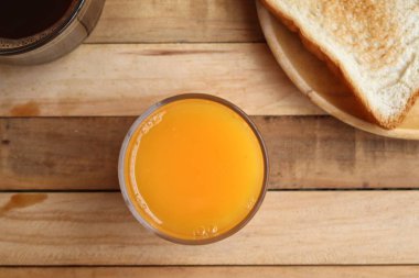 Kahvaltı portakal suyu yaz içeceği ve sade kahve tostu.