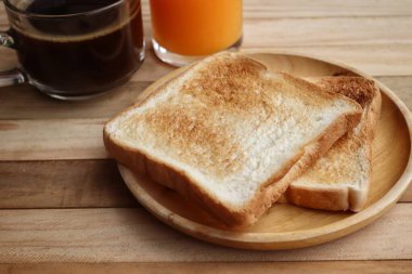 Tost ekmeği ve sade kahve portakal suyu.