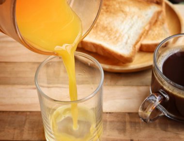 Kahvaltı portakal suyu Yaz içeceği ve kızarmış ekmek