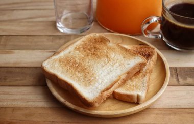 Tost ekmeği ve sade kahve portakal suyu.