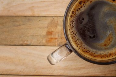 ahşap arka plan üzerinde siyah kahve