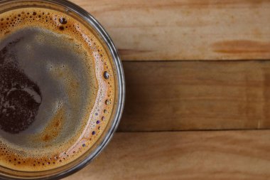 ahşap arka plan üzerinde siyah kahve