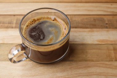 ahşap arka plan üzerinde siyah kahve