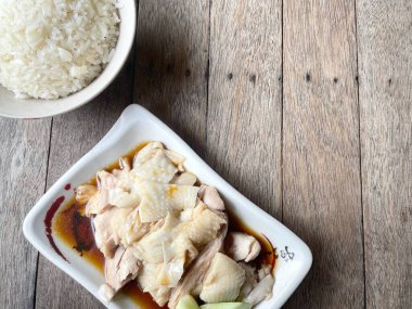 Tavuklu pilav ve Singapur yemeği.