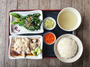 Tavuklu pilav ve Singapur yemeği.