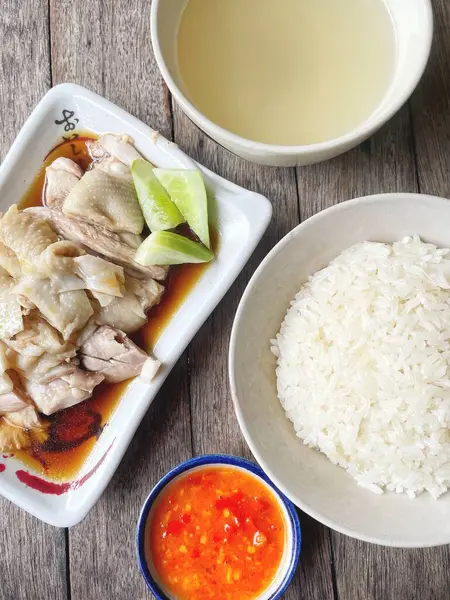 Tavuklu pilav ve Singapur yemeği.