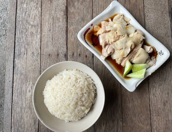 Tavuklu pilav ve Singapur yemeği.